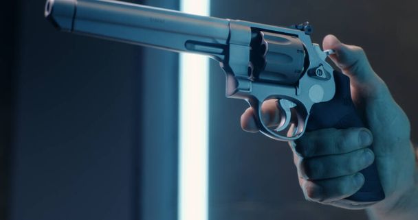 Nerozpoznatelný muž nabíjí revolver na střelnici - Fotografie, Obrázek