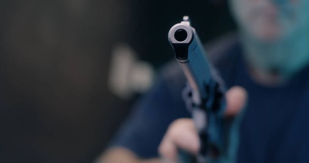 Nerozpoznatelný muž nabíjí revolver na střelnici - Fotografie, Obrázek