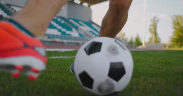 Zbliżenie męskiego piłkarza biegającego z piłką nożną na boisku piłkarskim na stadionie demonstrującym doskonałe dryblowanie - Materiał filmowy, wideo