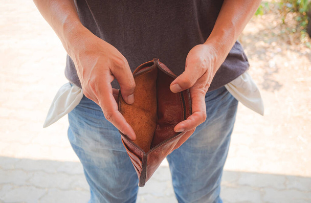 Finanční potíže, špatná ekonomika, žádné peníze koncepce pro pozadí, Mladý muž ukazuje prázdné kapsy, část těla mužské boky nosí džíny kalhoty. - Fotografie, Obrázek