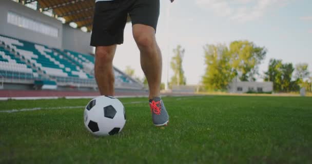 giocatore di calcio spettacolo footwork e calciatore di calcio calcio e pallone da tiro in porta al rallentatore - Filmati, video
