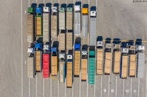 Χώρος αποθήκευσης για φορτηγά στο έδαφος του τερματικού σταθμού σιτηρών. Θέα από ψηλά. Αεροφωτογραφία. - Φωτογραφία, εικόνα
