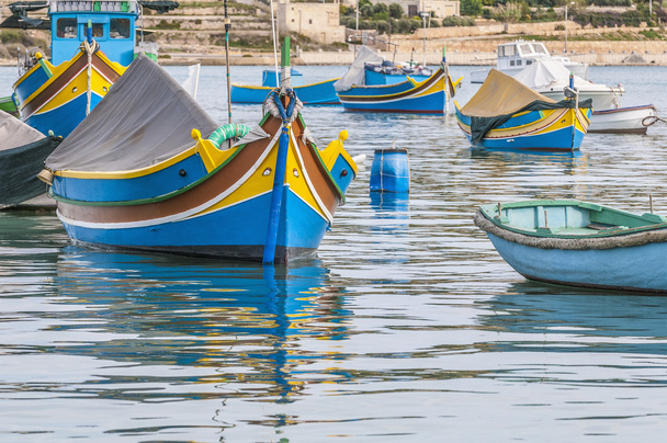 παραδοσιακό luzzu βάρκα στο λιμάνι marsaxlokk στη Μάλτα. - Φωτογραφία, εικόνα