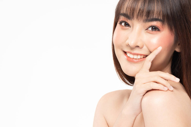 Beauté femmes asiatiques toucher le visage avec la peau naturelle et les soins de la peau des cheveux sains et la peau de près visage portrait de beauté.. - Photo, image