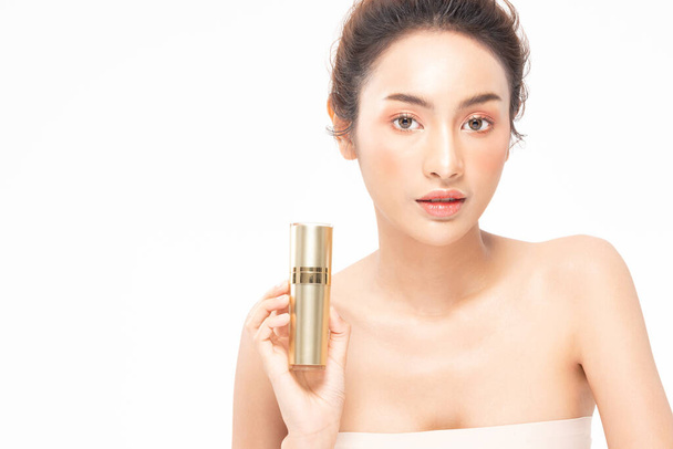 beauté asiatique femme tenir bouteille cosmétique crème lotion et gai. - Photo, image