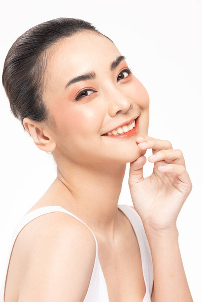 Schönheit asiatische Frauen berühren weiches Chinskin close up Gesicht Schönheit . - Foto, Bild