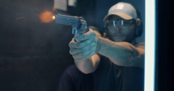 Человек учится стрелять из револьвера с тренером - Фото, изображение
