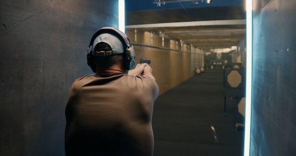 Anonym střílí pistolí na terč - Fotografie, Obrázek