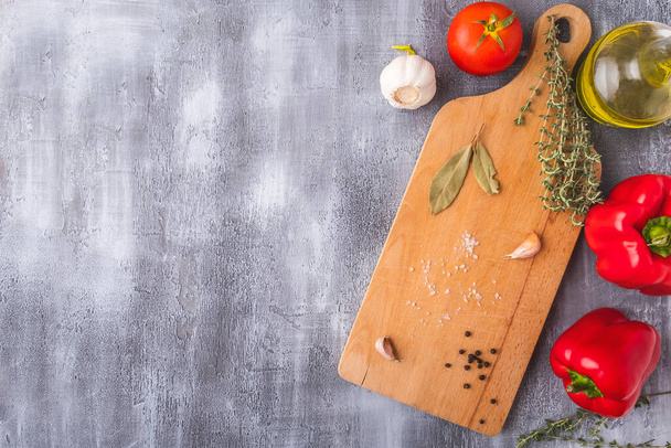 Houten snijplank met ingrediënten voor koken en specerijen. Begrepen, ruimte. Bovenaanzicht - Foto, afbeelding