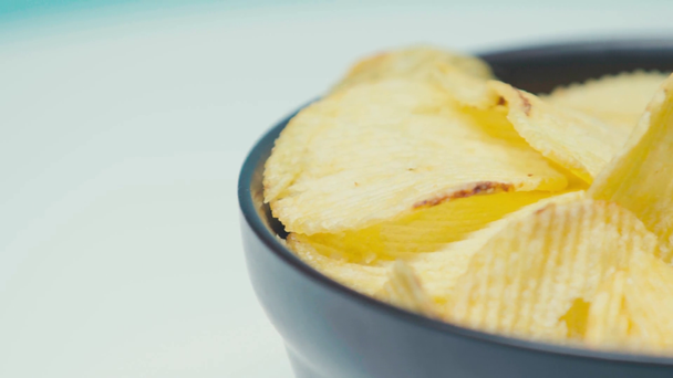 Foco seletivo de batatas fritas em tigela preta - Filmagem, Vídeo