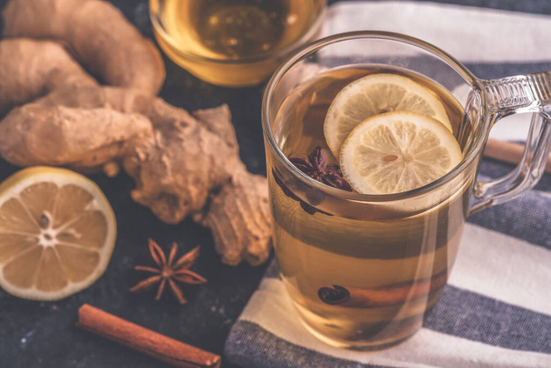 Τονωμένη φωτογραφία τσαγιού με τζίντζερ, λεμόνι και μέλι. Ζεστό τσάι με φλούδα και λεμόνι. Εγγεγραμμένη φωτογραφία - Φωτογραφία, εικόνα