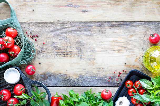 Verse smakelijke groenten om te koken of salade op een rustieke achtergrond, bovenaanzicht, frame. Dieet of vegetarisch voedselconcept. Bovenaanzicht. Kopieerruimte - Foto, afbeelding