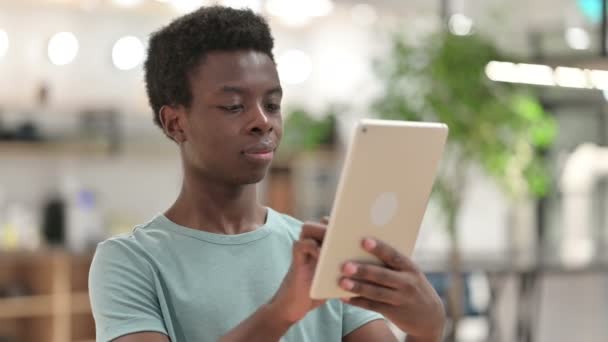 A tabletet használó fiatal afrikai férfi portréja - Felvétel, videó