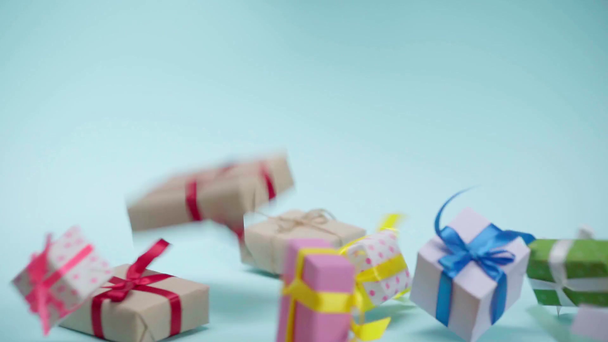 Geschenkboxen fallen auf blauem Hintergrund - Filmmaterial, Video