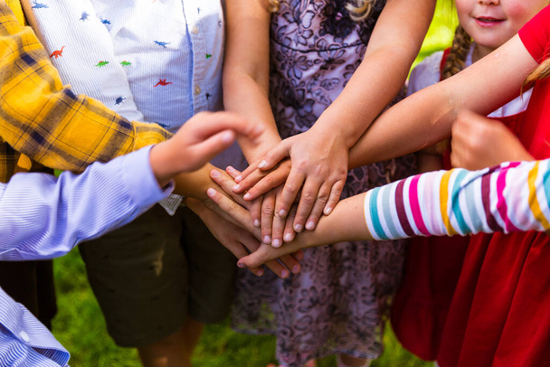 Дети, стоящие в кругу и соединяющие руки - Фото, изображение