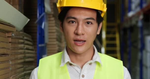 trabalhador masculino em chapéu duro no armazém - Filmagem, Vídeo