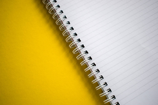 Corte plano de bloc de notas sobre fondo amarillo - Foto, imagen
