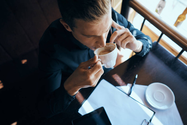 Hombre de negocios freelancer trabajando en una cafetería laptops comunicación teléfono habitación manager modelo - Foto, imagen