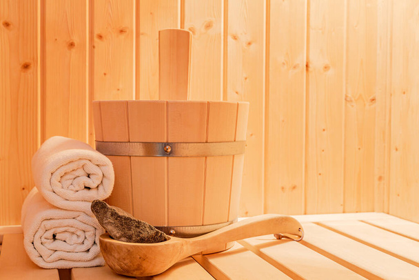 Accesorios de sauna en una pequeña sauna privada - Foto, Imagen