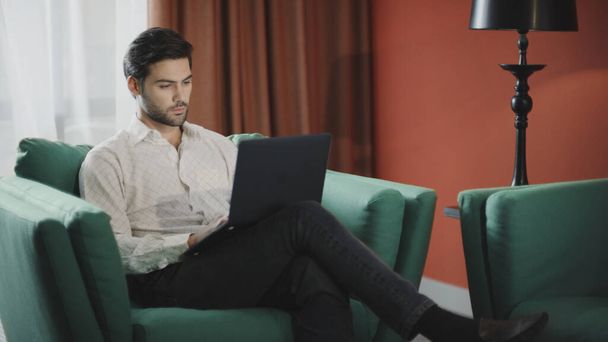 Focused businessman working laptop computer. Remote worker sitting with laptop - Foto, Imagen