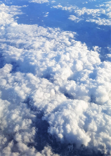 A beautiful scenery of the earth and white clouds seen from a plane - Foto, afbeelding