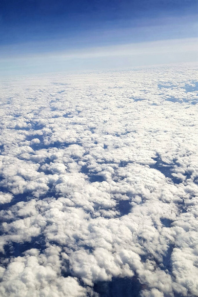 Dünyanın güzel bir manzarası ve bir uçaktan görülen beyaz bulutlar. - Fotoğraf, Görsel
