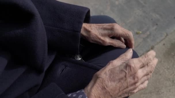 Handen van een heel oude vrouw. Eeuwenoude dame van 100 jaar oud. - Video