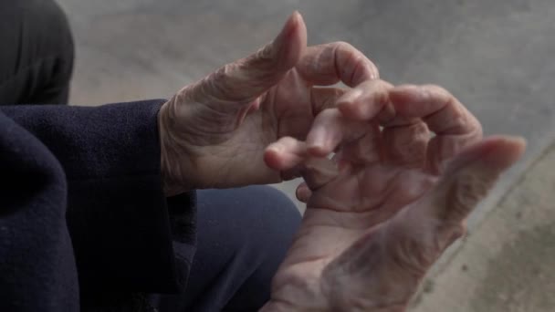 Mani rugose di una donna molto vecchia e sola - Filmati, video