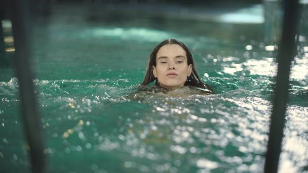 Makro krásné ženy plavající v bazénu. Sexy dívka dívá do kamery. - Fotografie, Obrázek
