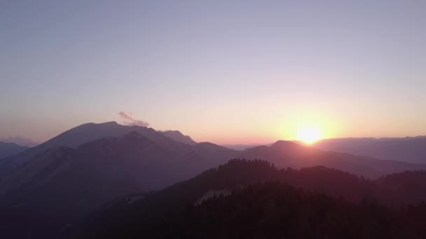 Romantisch berglandschap bij zonsondergang. Prachtig natuurlandschap, concept voor vrede en liefde - Video