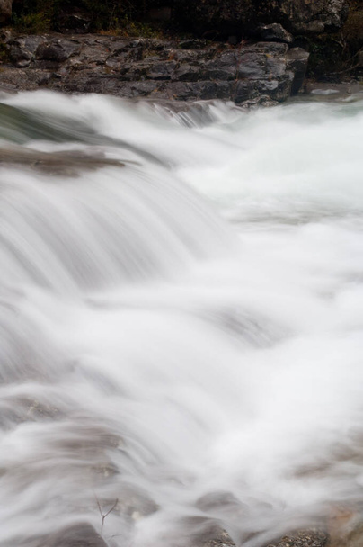 Річка Беллос у Національному парку Ордеза та Монте - Пердідо.. - Фото, зображення