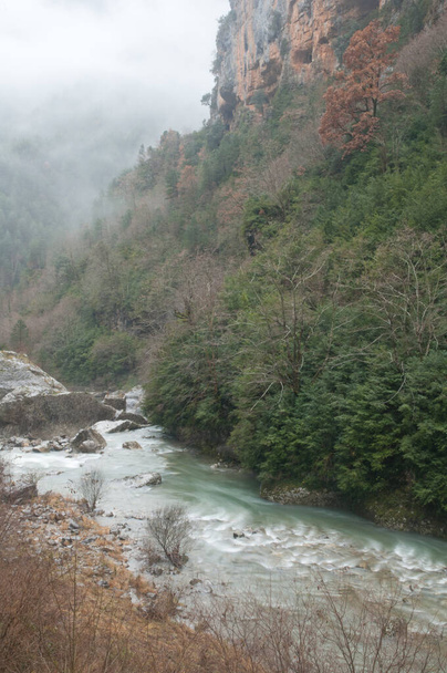 Río Bellos en el Parque Nacional Ordesa y Monte Perdido. - Foto, Imagen