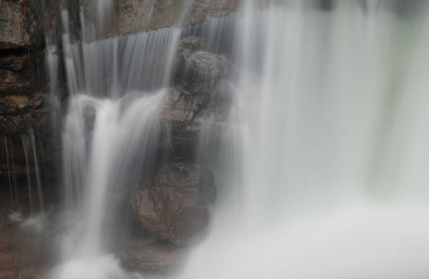 Cascata nel Parco Nazionale di Ordesa e Monte Perdido. - Foto, immagini