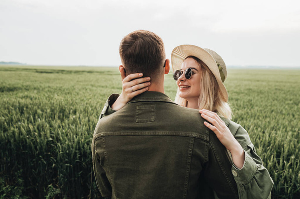 Uomo e donna vestita allo stesso modo in giacca di ulivo Avere un buon tempo fuori città - Foto, immagini