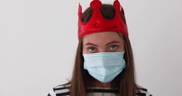 Vrouw met kroon en beschermend masker - Video