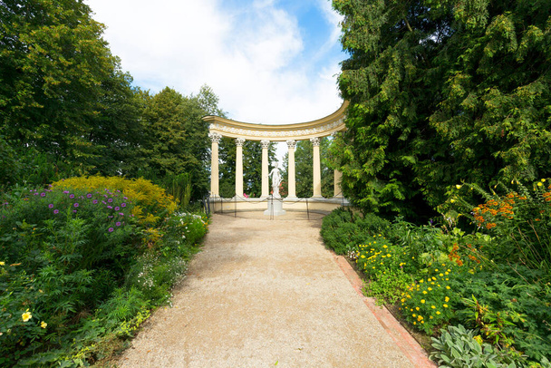 Lancut, Polonya - 26 Ağustos 2020: 16. yüzyıl Barok Lancut Kalesi 'nin bahçesinde Gloriette, Diana' nın heykeli - Fotoğraf, Görsel