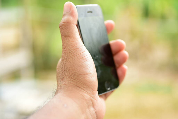 main d'homme tenant un smartphone  - Photo, image