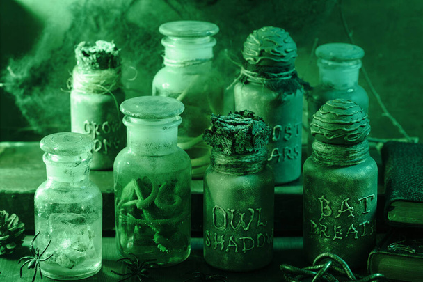 boszorkány patikus befőttesüvegek mágikus italok halloween dekoráció - Fotó, kép