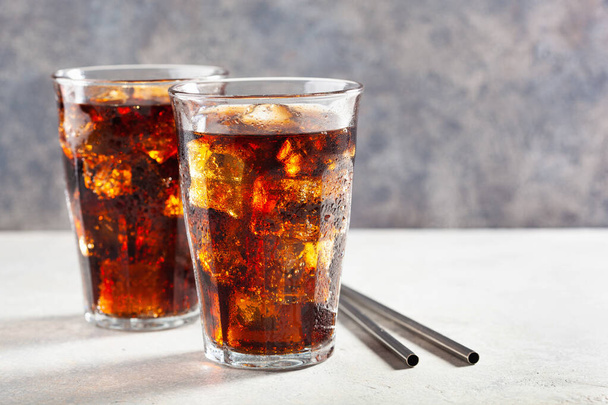 lasillinen kylmää cola virvoitusjuomaa jäällä puinen tausta - Valokuva, kuva