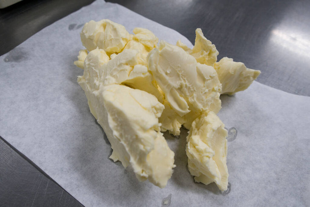 Pieza de mantequilla aislada sobre fondo blanco vista superior. - Foto, Imagen