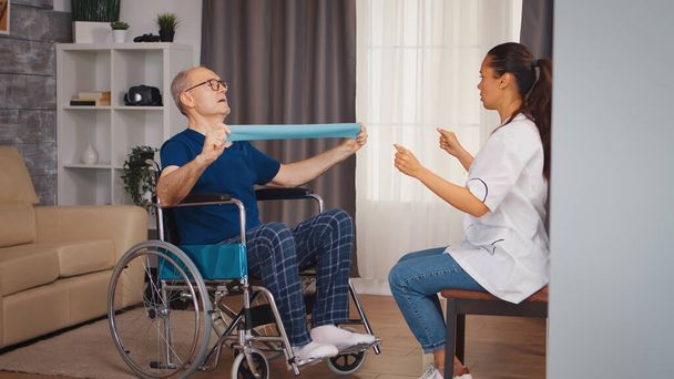 Niepełnosprawny starszy pacjent ćwiczący - Zdjęcie, obraz