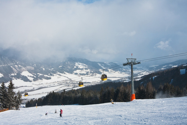 Лыжники катаются на лыжном курорте
 - Фото, изображение