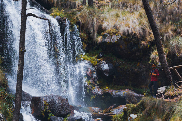 yllään naamio, Mies katselee vesiputous Izta-Popo Zoquiapan kansallispuisto - Valokuva, kuva