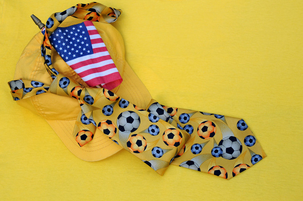 Желтая бейсбольная кепка, галстук и флаг США
 - Фото, изображение