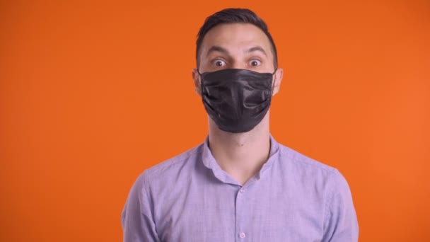 男は黒い医療マスクを脱ぎ、深呼吸をします。ウイルスと戦う。検疫を中止する - 映像、動画