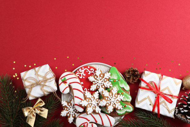 galletas de Navidad y accesorios de Navidad vista superior. Año nuevo o fondo de Navidad con lugar para el texto - Foto, Imagen