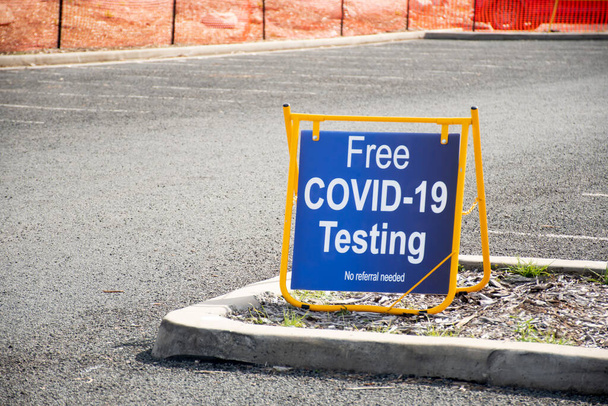  Проезжайте тестирование знака клиники на дороге в Барден Райдж, Новый Южный Уэльс, Австралия. - Фото, изображение