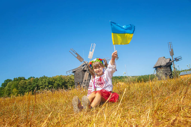 Egy gyerek egy nemzeti ukrán jelmezben. Szelektív fókusz. - Fotó, kép