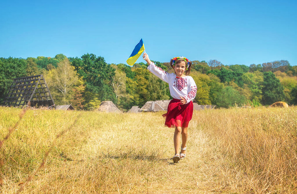 Ein Kind in ukrainischer Nationaltracht. Selektiver Fokus. - Foto, Bild