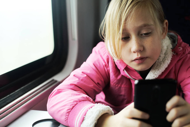 Portret wesołej 9-letniej dziewczynki robiącej selfie - Zdjęcie, obraz